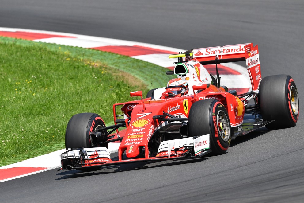 Kimi Räikkönen bude aj naďalej jazdiť vo farbách Ferrari.