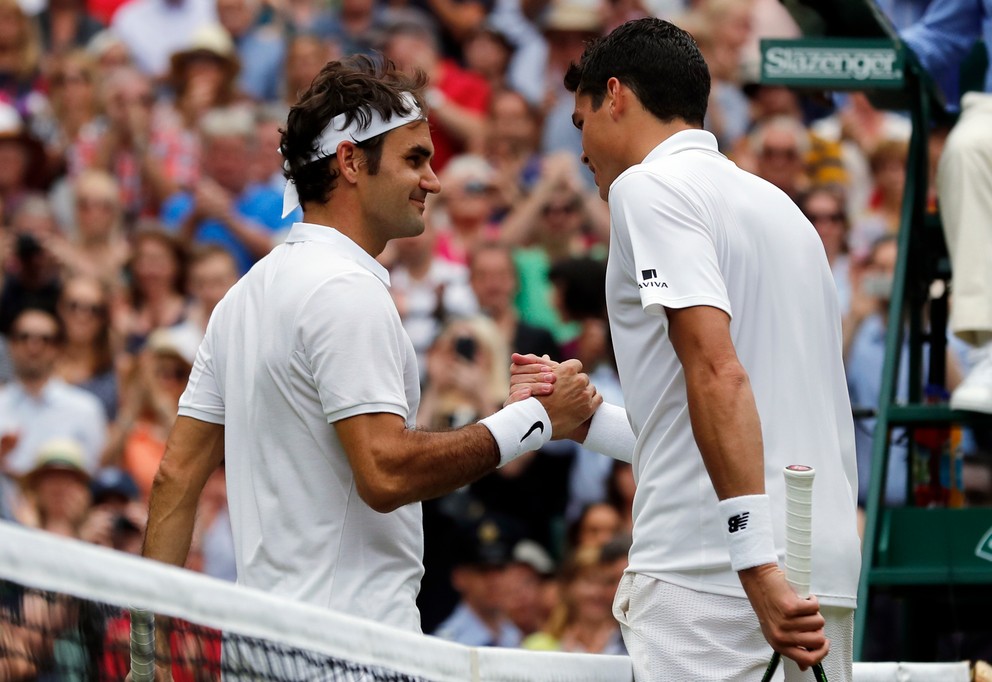 O víťazovi musel rozhodnúť až piaty set. Raonic (vpravo)v semifinále zdolal Federera.