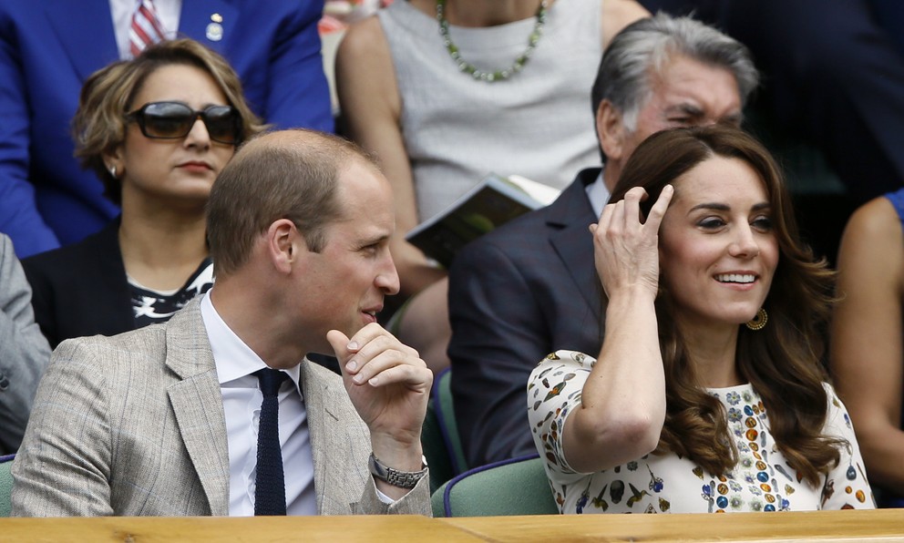Na tribúne je aj obligátna návšteva - princ William a jeho manželka Kate.