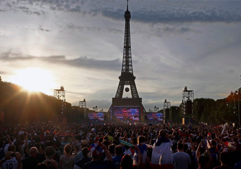 Futbal sleduje množstvo ľudí aj pred Eiffelovou vežou.