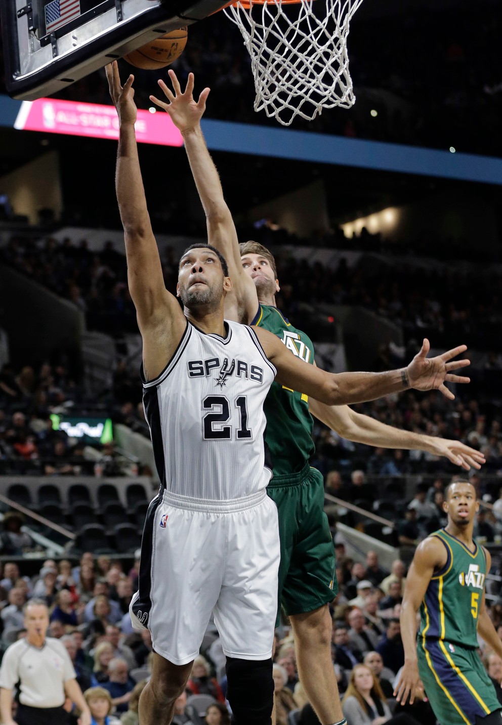 Tim Duncan (v bielom).