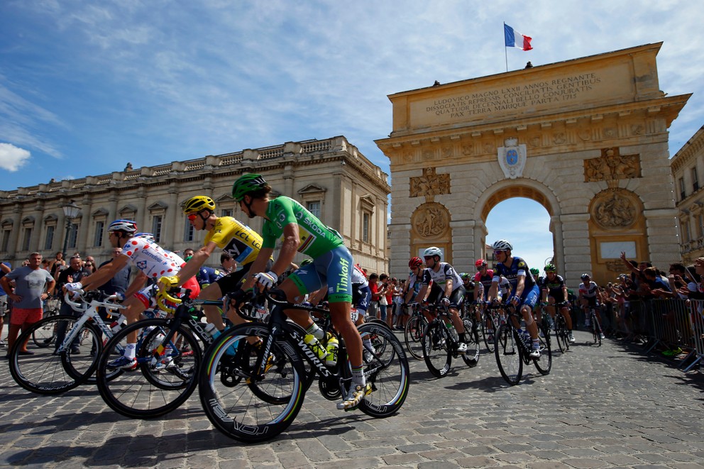 Aj do dnešnej etapy vyštartovali v žltom tričku Chris Froome a v zelenom Peter Sagan.