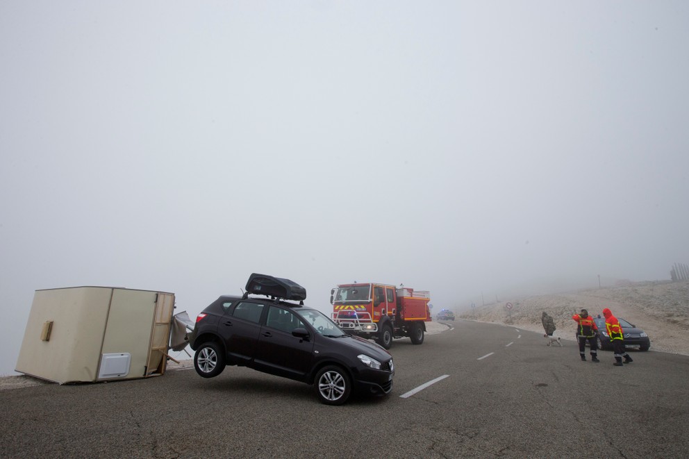 Vietor na Mont Ventoux prevracal aj karavany.
