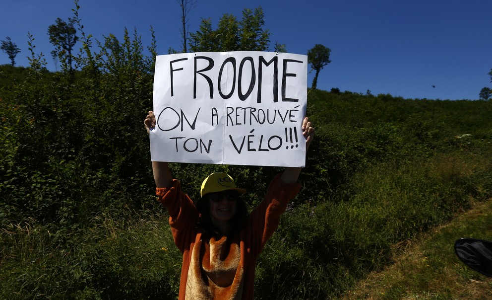 Fanúšik pri trati 14. etapy s odkazom pre lídra Tour de France: "Froome, našli sme tvoj bicykel." Po páde v závere štvrtkovej etapy Chris Froome chvíľu bežal do cieľa po vlastných a márne čakal na náhradný bicykel.