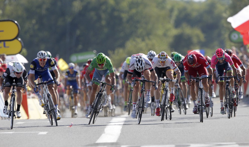 Po včerajšom záverečnom špurte finišoval Sagan (v zelenom drese) tretí.