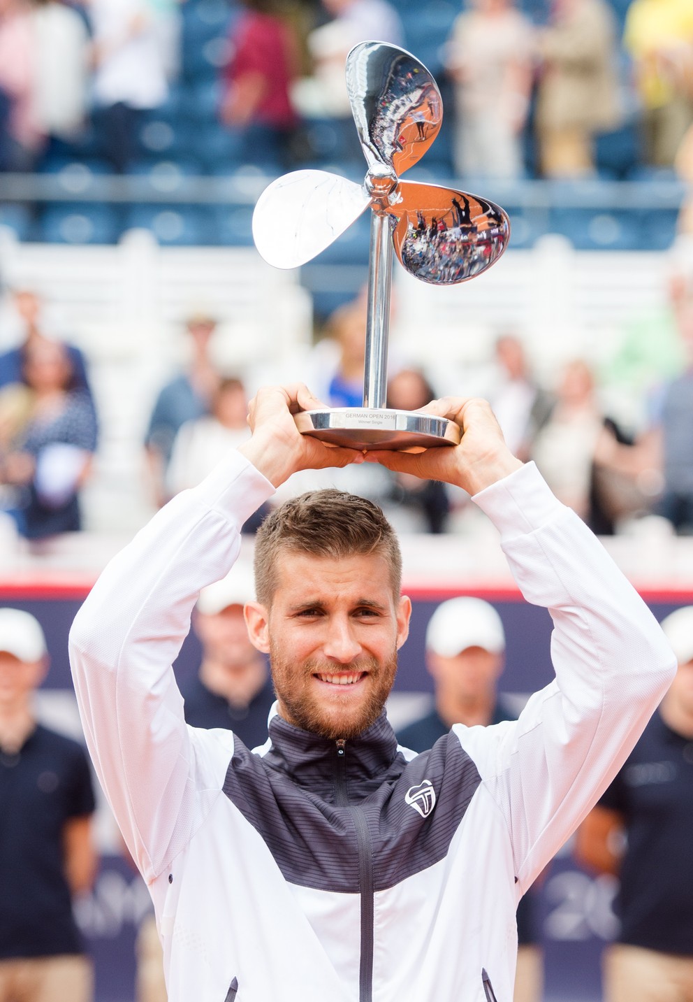 Martin Kližan dvíha nad hlavu trofej za víťazstvo na turnaji v Hamburgu.