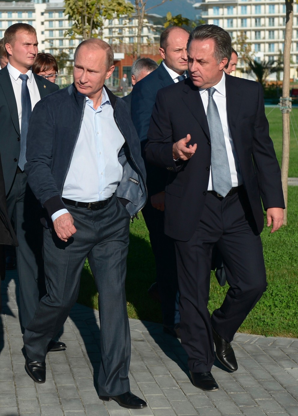 Prezident Vladimir Putin (vľavo) sa zhovára s ministrom športu Vitalijom Mutkom.