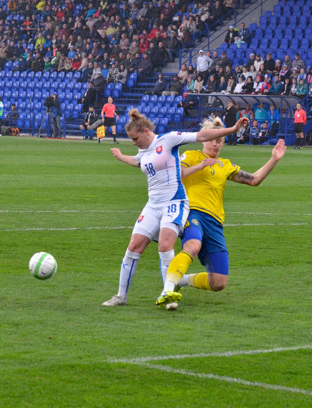 Dominika Škorvánková (vľavo) hráva futbal od štyroch rokov.