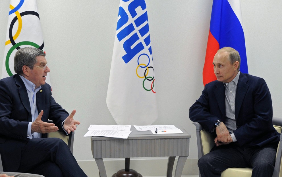 Prezident MOV Thomas Bach (vľavo) sľubuje najprísnejšie tresty. Na snímke debatuje s ruským prezidentom Vladimirom Putinom.