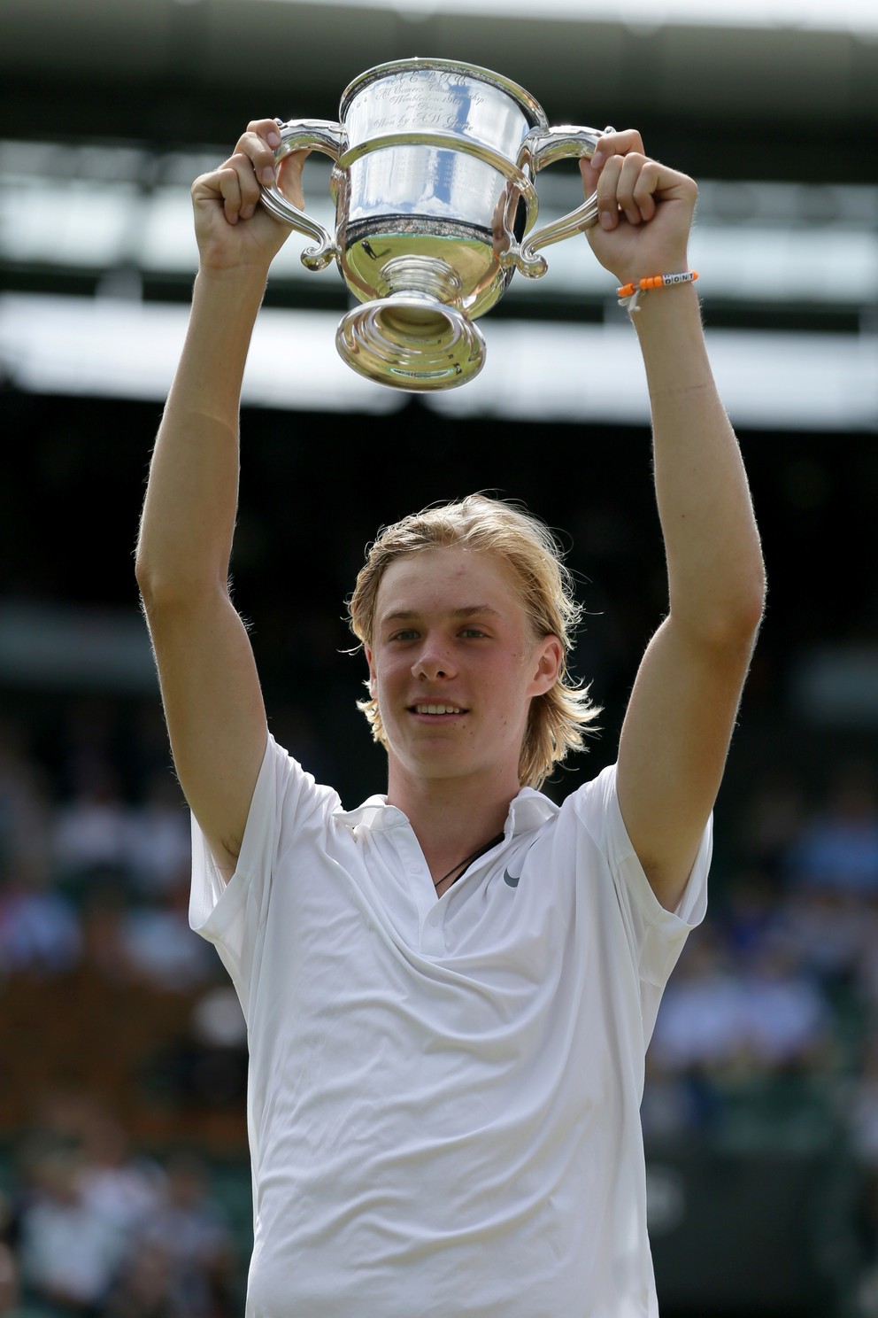 Denis Šapovalov pred pár dňami oslavoval juniorský triumf vo Wimbledone.
