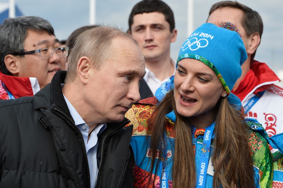 Jelena Isinbajevová (vpravo) v rozhovore s Vladimirom Putinom.