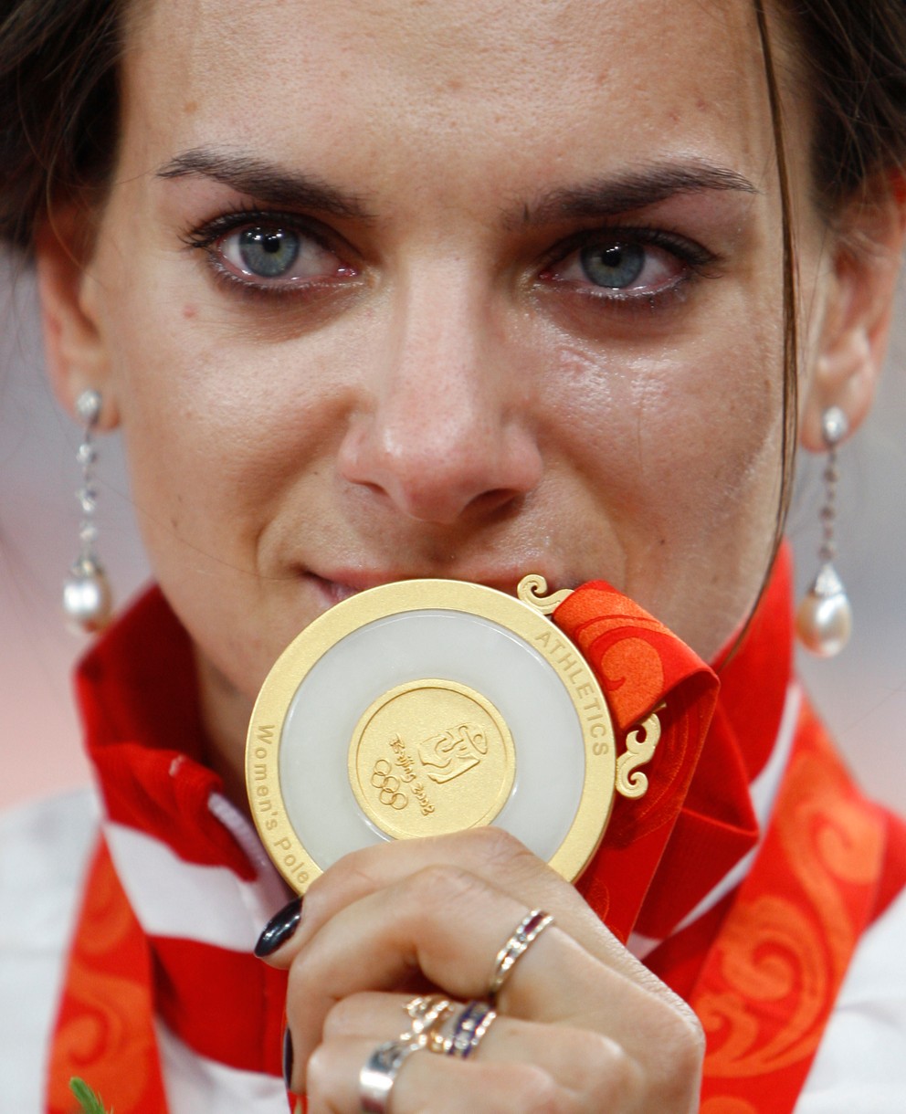 Jelena Isinbajevová pózuje so zlatou medailou z olympijských hier v Pekingu.