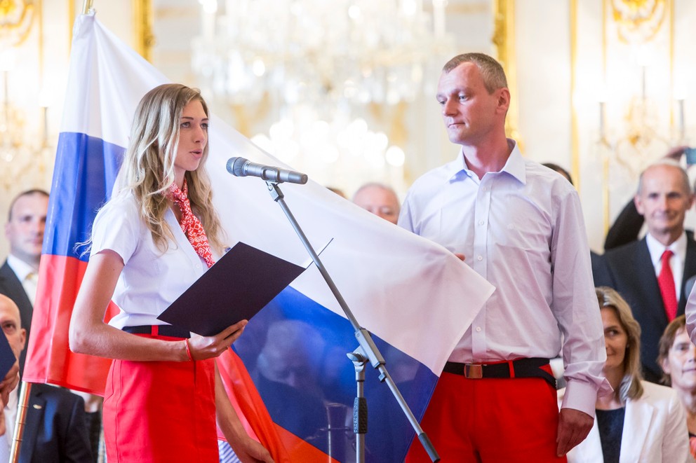 Alexandra Longová a Pavol Kopp skladajú sľub do rúk prezidenta za všetkých slovenských olympionikov.