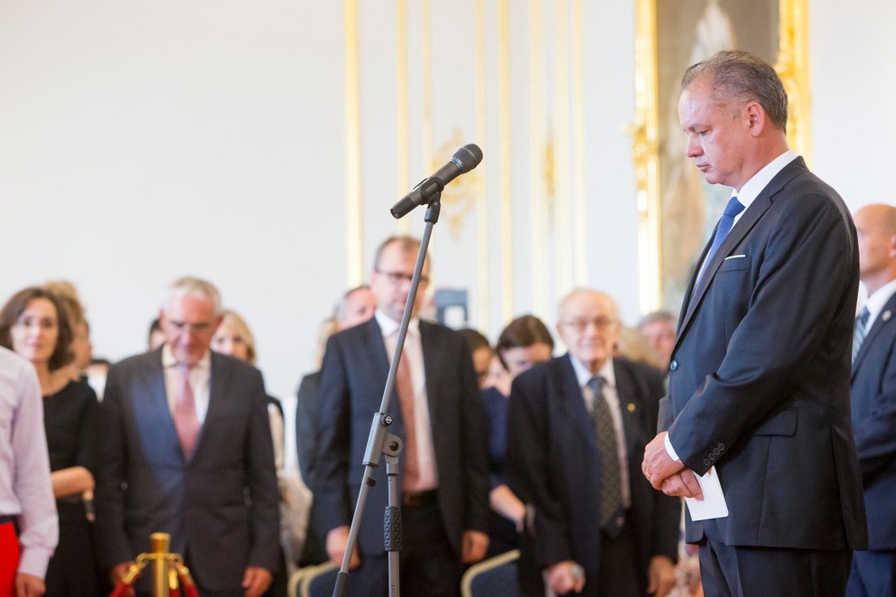 Prezident Andrej Kiska počas minúty ticha.