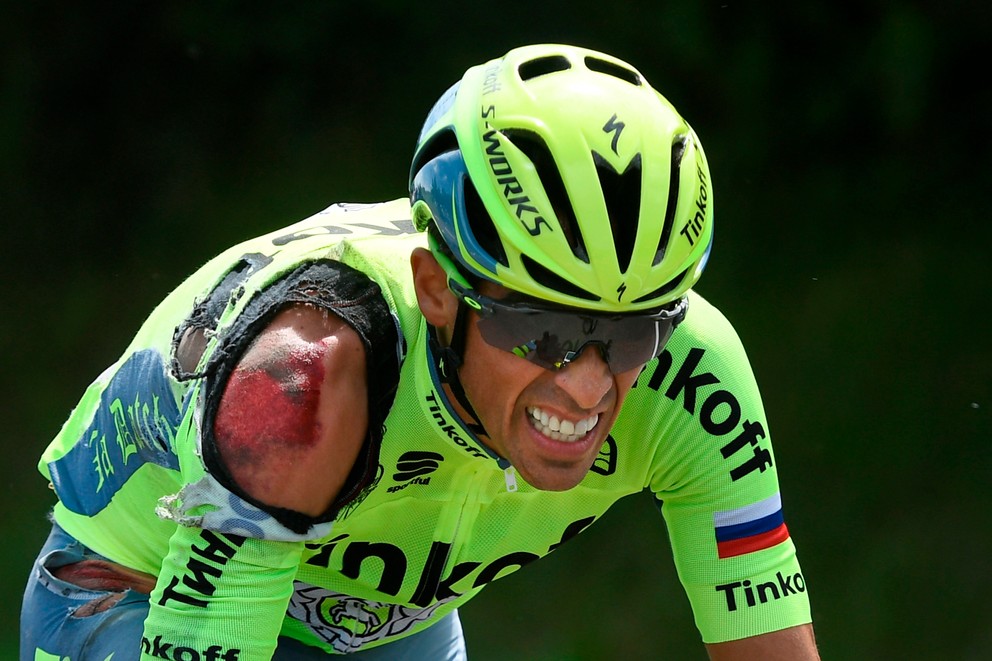 Alberto Contador sa nepríjemne zranil už v prvej etape Tour.