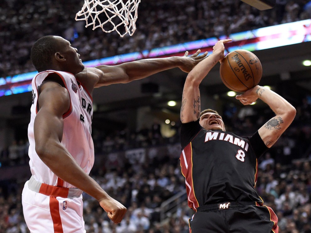 Tyler Johnson (vpravo) si bude aj naďalej obliekať dres Miami Heat.