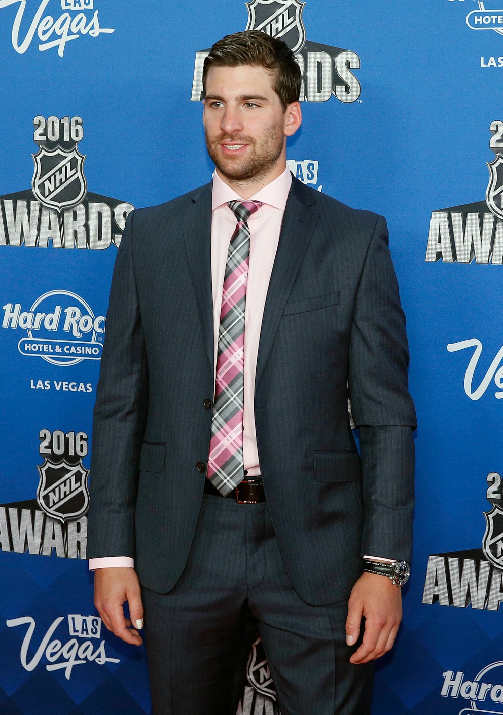 John Tavares pózuje pri príležitosti odovzdávania ocenení za sezónu 2015/2016 v NHL.