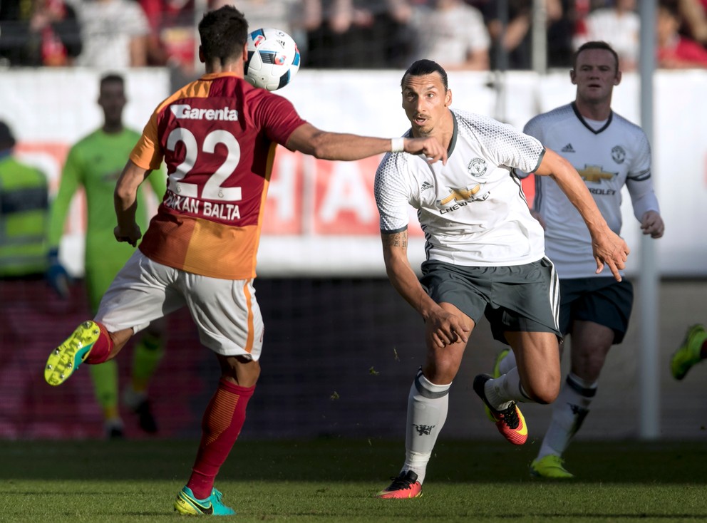 Zlatan Ibrahimovič (v strede) si obliekol dres Manchestru United už aj v priateľskom zápase vo švédskom Göteborgu proti Galatasarayu Istanbul. Strelil aj gól.