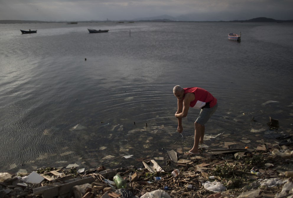  Problémom, najmä pre jachtárov súťažiacich v zátoke Guanabara, sa stala extrémne znečistená voda. V nej pláva tzv. surový odpad, teda voda z toaliet, spŕch a všetkého, čo ľudia púšťajú dolu kanalizáciou.
