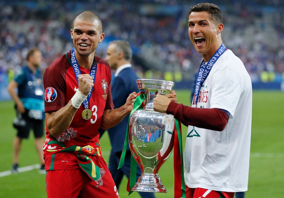 Cristiano Ronaldo (vpravo) a Pepe môžu získať ďalšiu trofej. Ani jeden z nich sa ale v zápase proti Seville neobjaví.