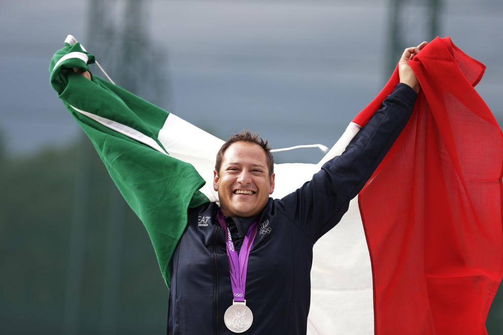 Massimo Fabbrizi obhajuje striebornú medailu v trape z olympijských hier 2012 v Londýne.