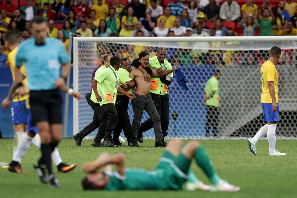 Fanúšik, ktorý vybehol na trávnik v zápase Brazília - Irak.