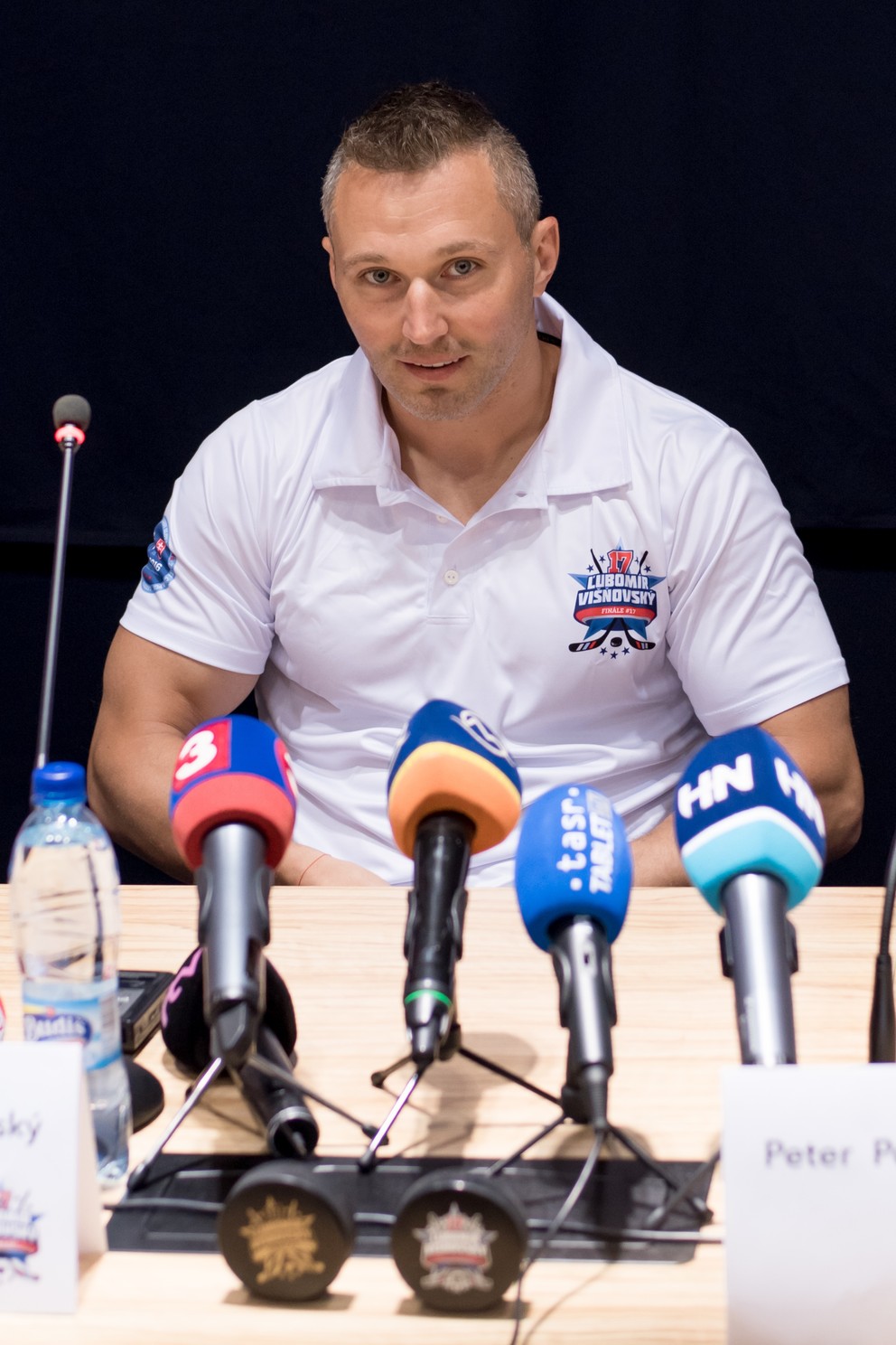 Ľubomír Višňovský počas Tlačovej konferencie a predstavenia benefičného zápasu.