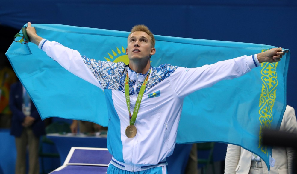 Dmitrij Balandin hrdo stojí s prvou zlatou olympijskou medailou pre Kazachstan v plávaní.