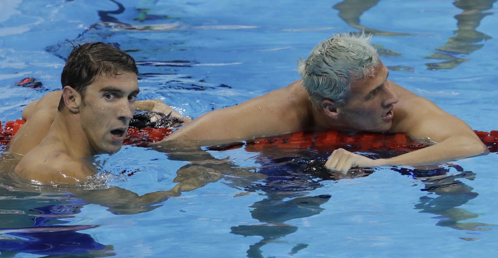 Kolegovia a najväčší súperi. Vľavo Michael Phelps, vpravo Ryan Lochte. V Riu nepriťahujú pozornosť iba Lochteho výkony.
