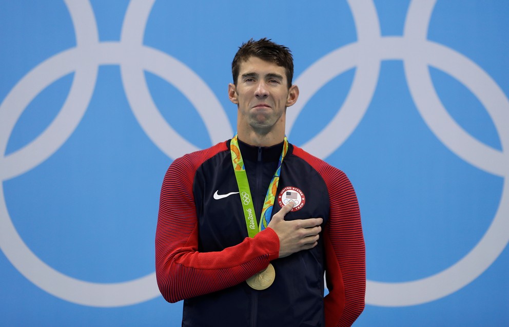 Phelps sa počas ceremoniálu opäť neubránil slzám.