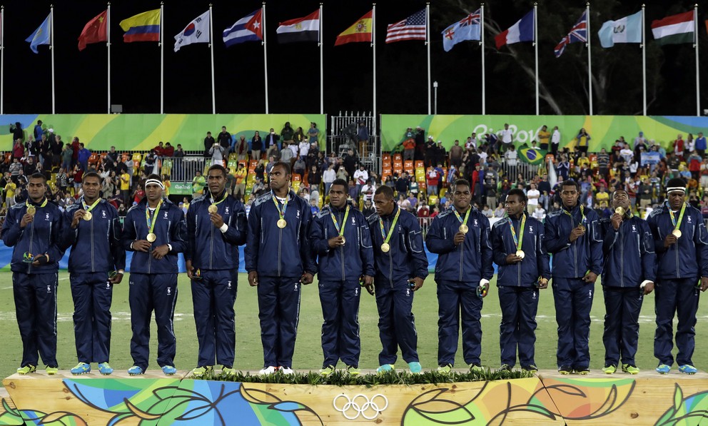 Ragbisti Fidži pózujú so zlatými medailami.