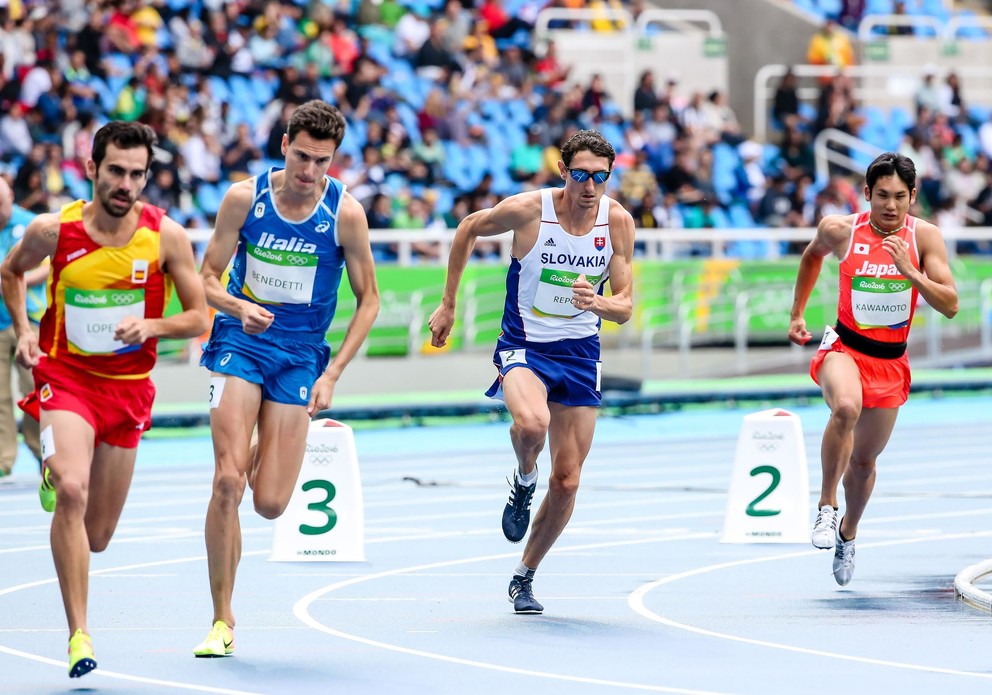 Jozef Repčík (druhý zprava) počas rozbehu na olympijských hrách v Riu.