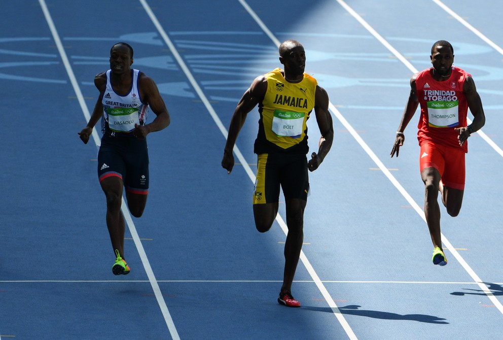 Usain Bolt v akcii počas behu na sto metrov v Riu de Janeiro.