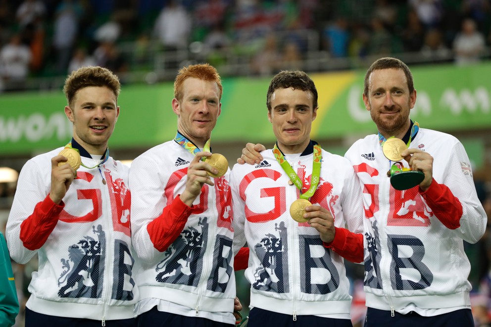 Briti získali zleté medaily v stíhacích pretekoch družstiev mužov na 4000 metrov.