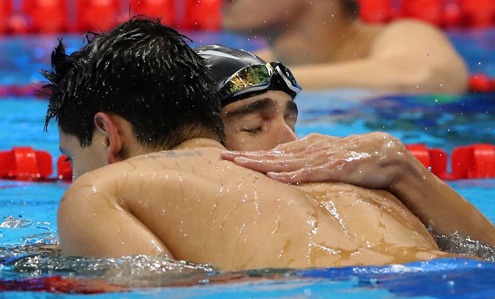 Michael Phelps gratuloval nečakanému singapurskému víťazovi.