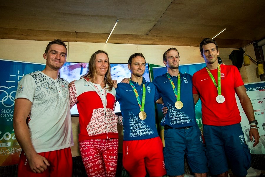 Slovenskí vodní slalomári - zľava Jakub Grigar, Jana Dukátová, Peter Škantár, Ladislav Škantár a Matej Beňuš.