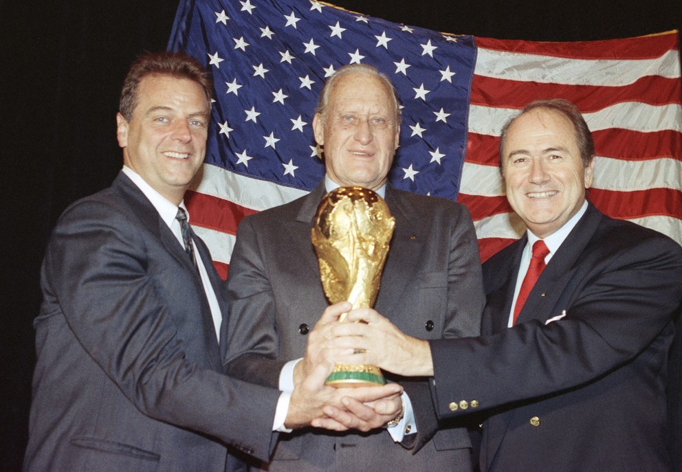 Uprostred Joăo Havelange, vľavo funkcionár FIFA Alan I Rothenberg z Los Angeles a vpravo Joseph Blatter pózujú s trofejou pre víťaza MS vo futbale 1994 v New Yorku.