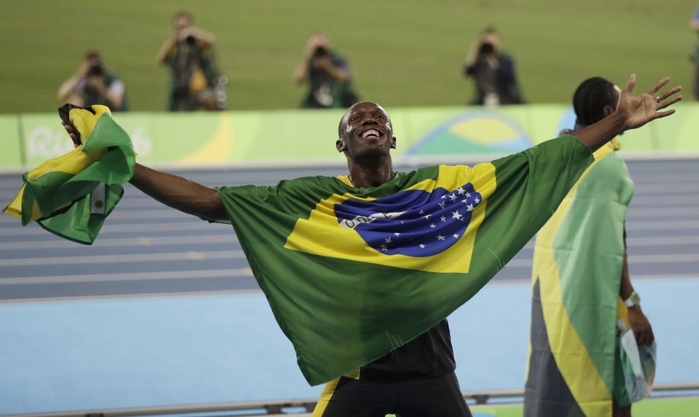 Usain Bolt oslavoval aj s brazílskou vlajkou.
