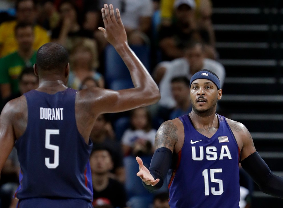 Americkí basketbalisti Kevin Durant (vľavo) a Carmelo Anthony.