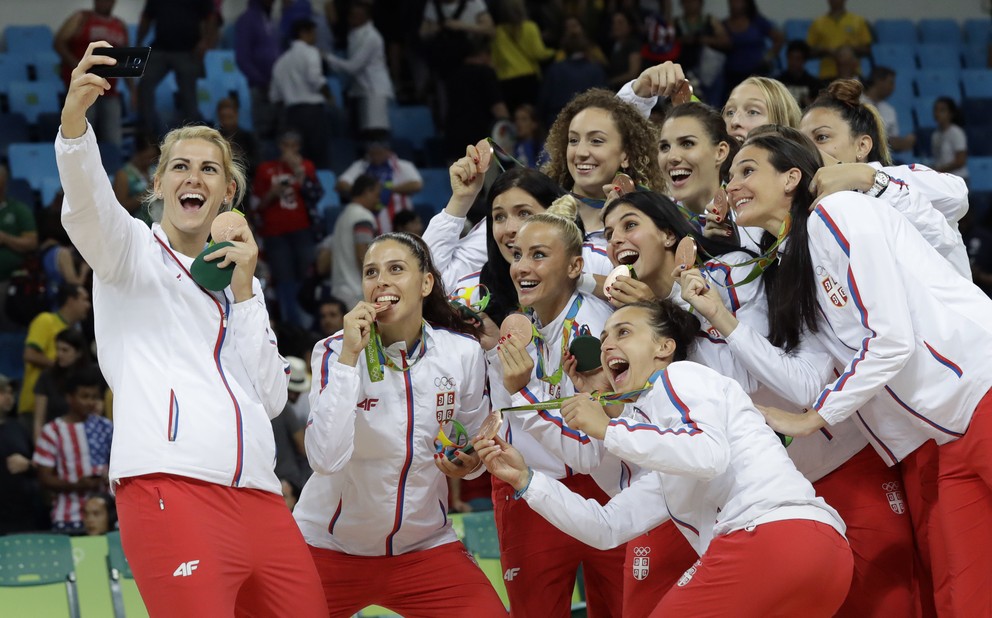 Basketbalistky Srbska sa radujú z bronzových medailí.