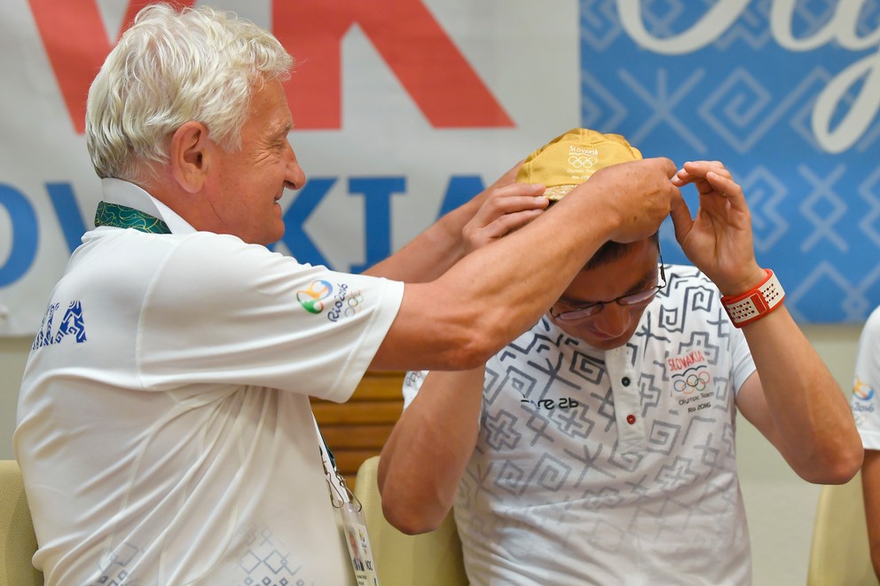 František Chmelár (vľavo) odmeňuje Petra Korčoka.