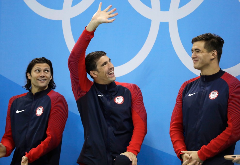 Michael Phelps (v strede) sa v Riu lúčil.