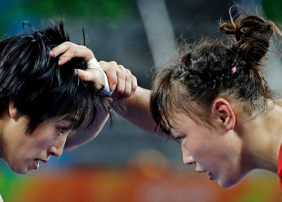 Zápasenie, voľný štýl žien do 48 kg. Číňanka Sun Yanan (vľavo) verzus Japonka Eri Tosakaová.