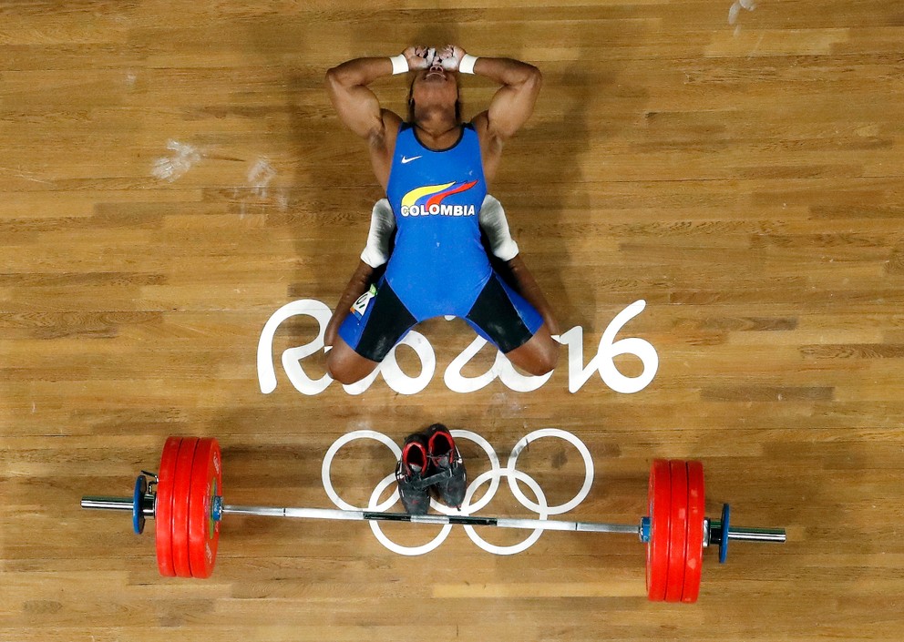 Vzpieranie, muži do 62 kg. Kolumbijčan Oscar Albeiro Figueroa Mosquera plače od šťastia po zisku zlatej medaily.