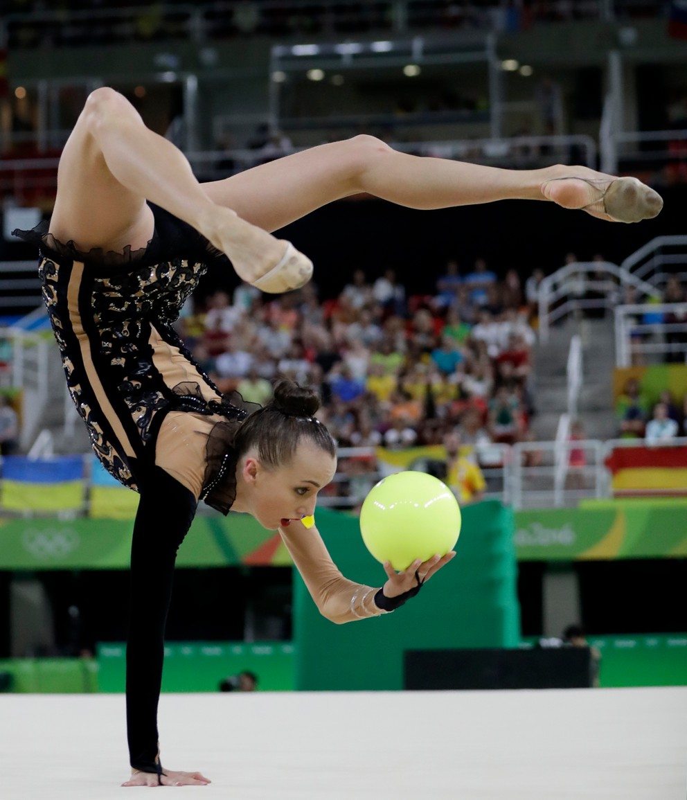 Moderná gymnastika, cvičenie s loptou, Ukrajinka Hanna Rizadinovová. 