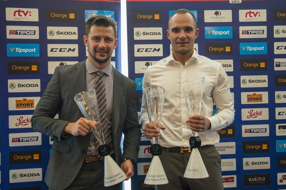 Andrej Sekera (vpravo) s oceneniami pre najlepšieho obrancu aj hráča Slovenska za rok 2016. Vľavo Tomáš Tatar s ocenením pre najlepšieho útočníka.