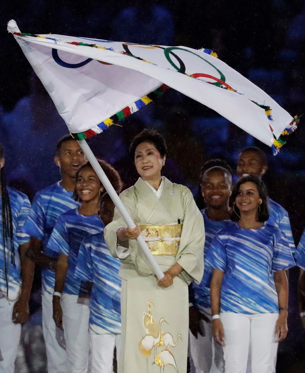 Koikeová vlajku prebrala počas záverečného ceremoniálu Olympijských hier v Riu de Janeiro.