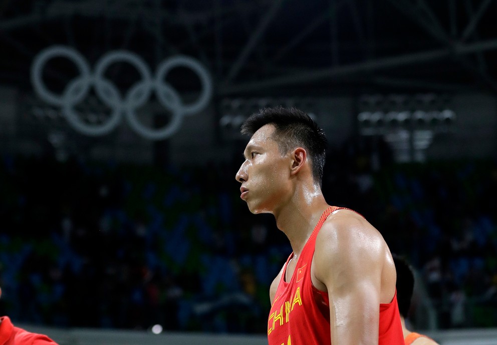 I ťien-lien je hviezdou svojej reprezentácie a zahral si aj na olympijských hrách. V NBA už pred niekoľkými rokmi pôsobil.  