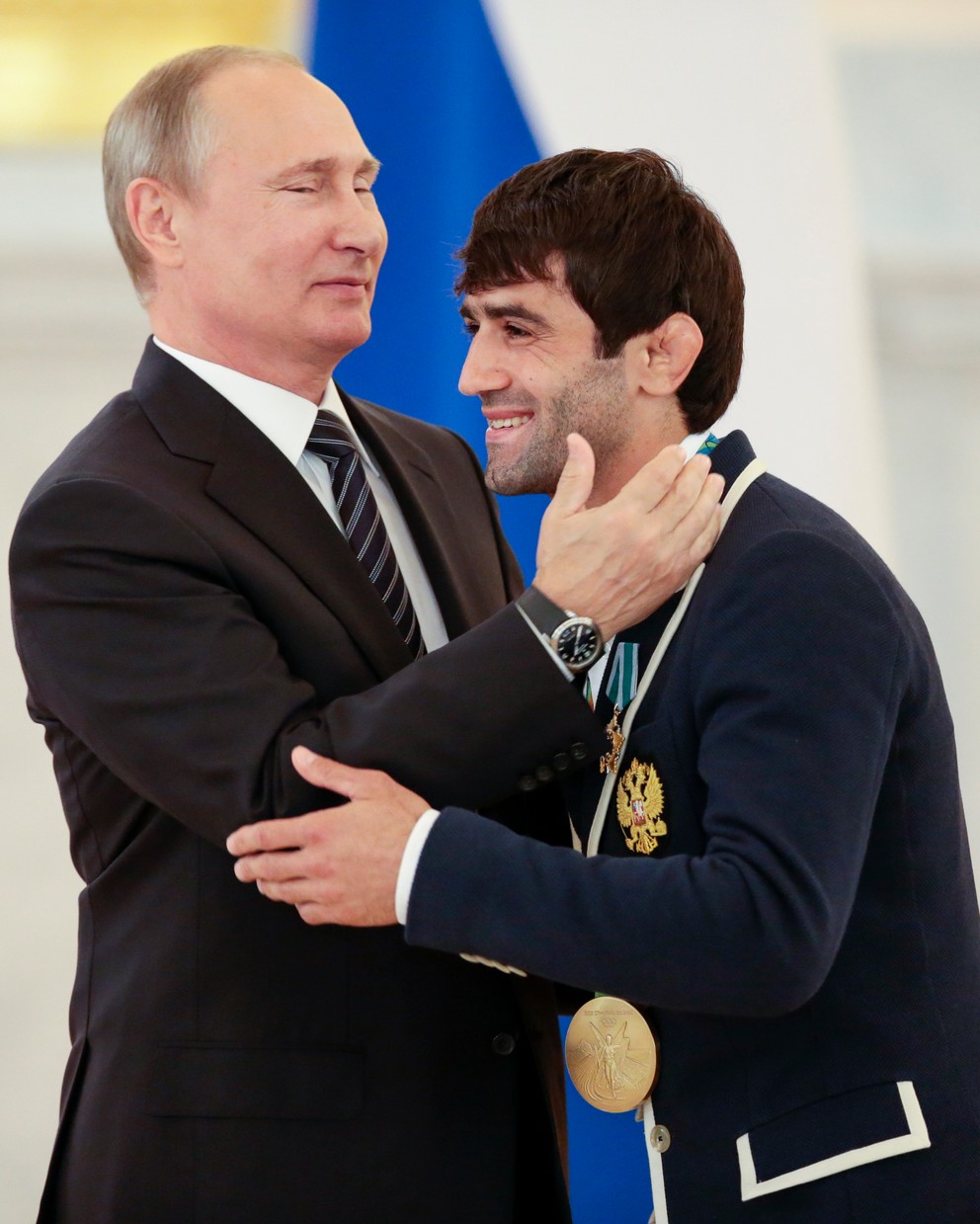 Vladimir Putin ďakuje džudistovi Beslanovi Mudranovovi.