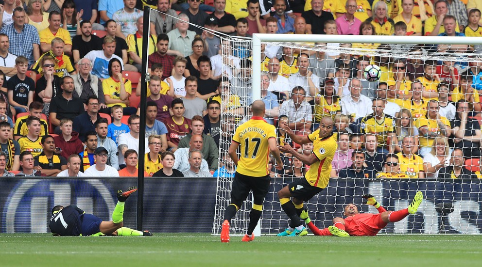 Alexis Sánchez (vľavo na trávniku) strieľa gól do siete Watfordu.